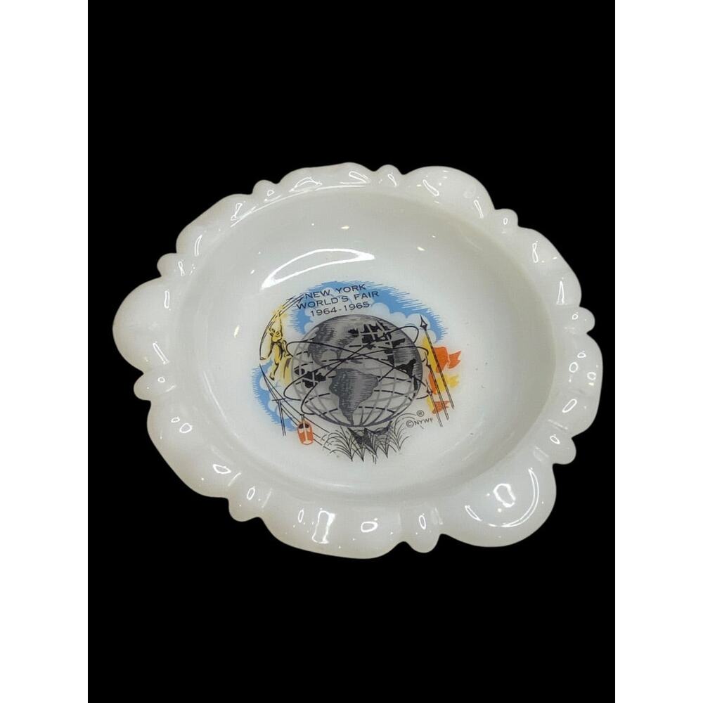 New York Worlds Fair Commemorative Ashtray Milk Glass 5.5"